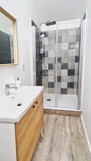 Dusche, Haartrockner, Handtücher, Seife