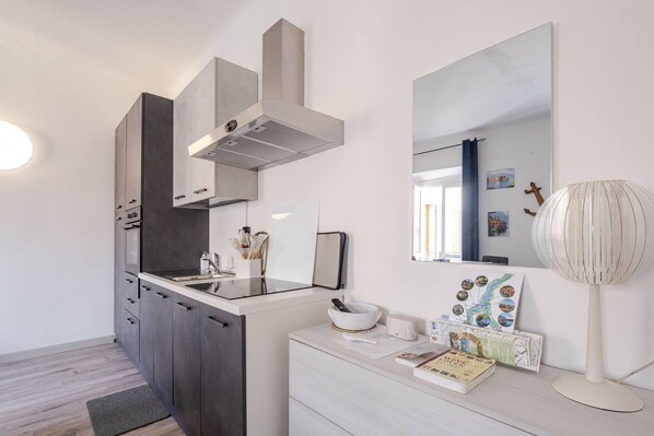 Ofen, Herdplatte, Küchenrolle