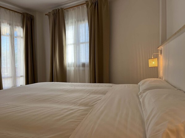 1 chambre, fer et planche à repasser