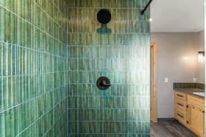 Shower, hair dryer, towels - 1 Block from Main St Views,  Pets Okay (Leadville)