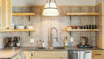 Een koelkast, een microgolfoven, een oven, een kookplaat