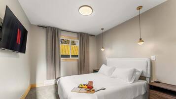 2 bedrooms, desk, iron/ironing board, WiFi