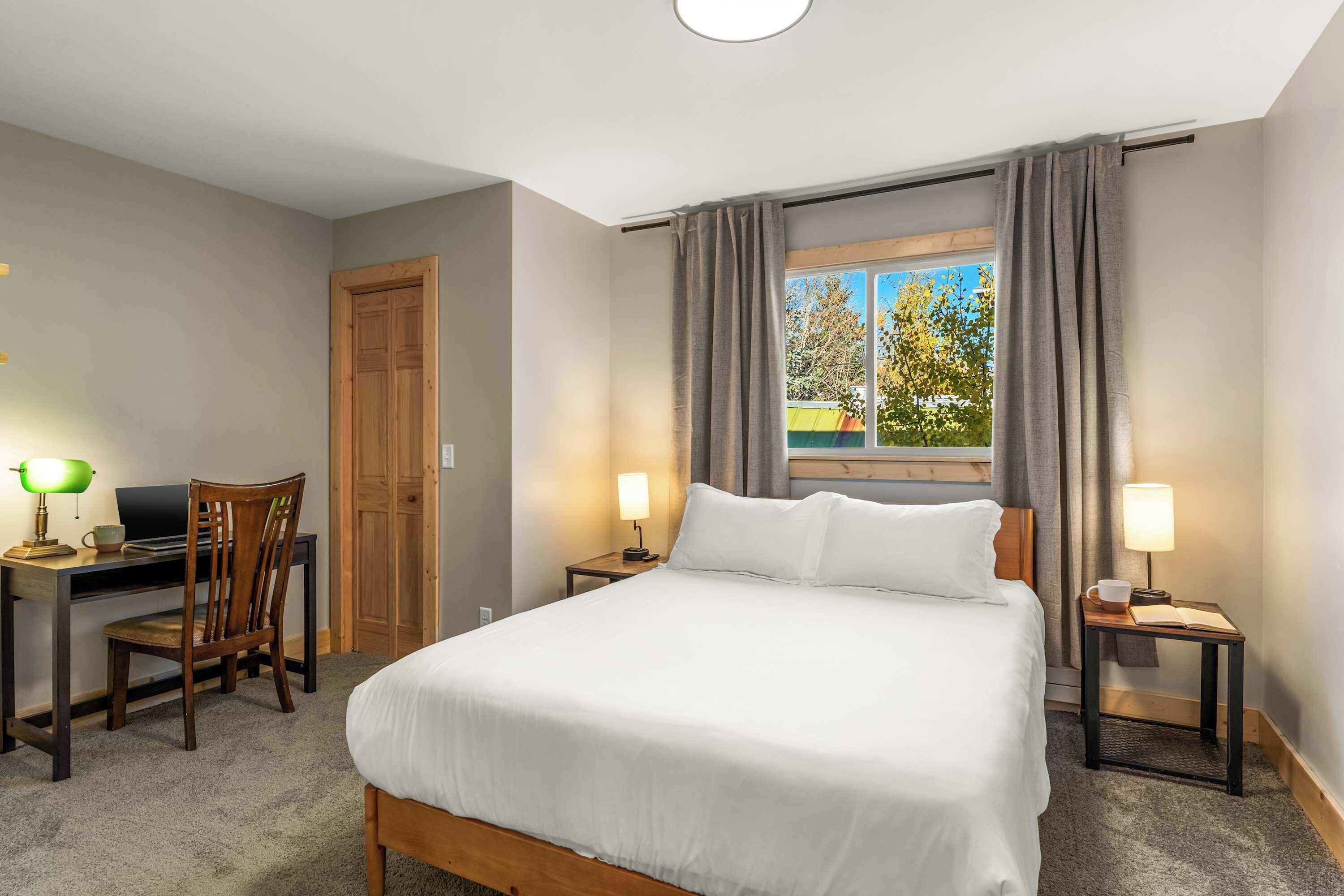 2 bedrooms, desk, iron/ironing board, WiFi