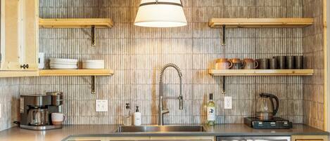 Réfrigérateur, micro-ondes, four, plaque de cuisson