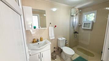 Haartrockner, Bidet, Handtücher, Seife