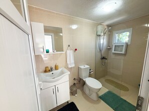 Sèche-cheveux, bidet, serviettes fournies, savon