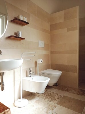 Secador de pelo, bidé, toallas y jabón