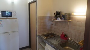 A compact kitchenette with a microwave, a coffee maker, and a sink. - Apartment Dahlia (500 m from the Pointe Marin BEACH, with SWIMMING POOL) (Sainte-Anne)