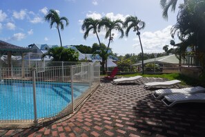 Pool - Apartment Dahlia (500 m from the Pointe Marin BEACH, with SWIMMING POOL) (Sainte-Anne)