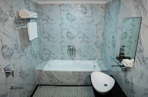 Camera Basic | Bagno | Doccia, set di cortesia gratuito, asciugacapelli, asciugamani