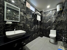 淋浴设施、免费洗浴用品、吹风机、毛巾