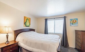 2 bedrooms, desk, WiFi, bed sheets