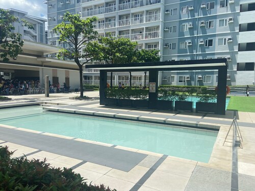 Cozy Trees Residences Staycation: Pool, Netflix, Wi-Fi in QC! Book Now!!!