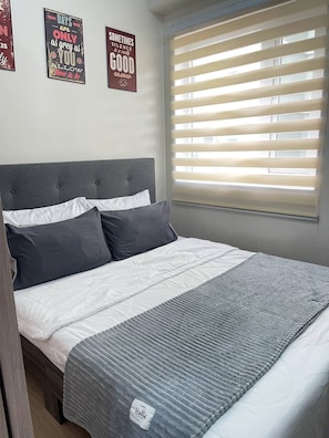 2 bedrooms, WiFi, bed sheets - Cozy Trees Residences Staycation: Pool, Netflix, Wi-Fi in QC! Book Now!!! (Quezon City)