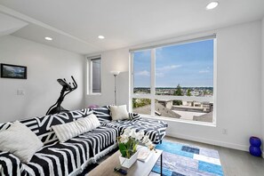 TV - Stylish 3b2b Townhome w/ Rooftop & Sunset Views (Seattle)