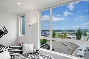 Interior - Stylish 3b2b Townhome w/ Rooftop & Sunset Views (Seattle)