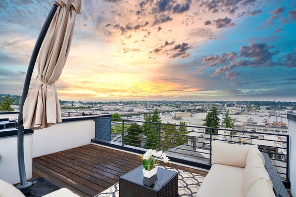 Terrace/patio - Stylish 3b2b Townhome w/ Rooftop & Sunset Views (Seattle)