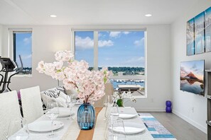 Dining - Stylish 3b2b Townhome w/ Rooftop & Sunset Views (Seattle)
