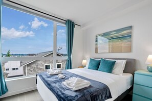 3 bedrooms, iron/ironing board, WiFi, bed sheets - Stylish 3b2b Townhome w/ Rooftop & Sunset Views (Seattle)