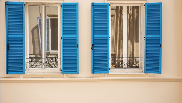 A hotel sign with blue shutters and the name "Villa Botanica Hotel". - Hotel Villa Botanica (Cannes)