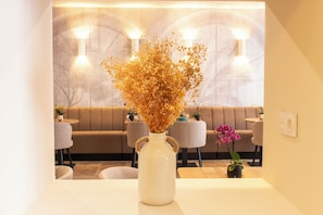 Desayuno continental diario (EUR 15 por persona)