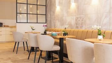 Desayuno continental diario (EUR 15 por persona)