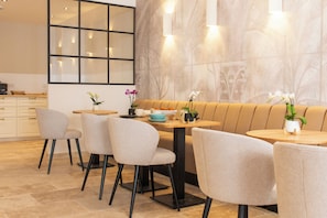 Desayuno continental diario (EUR 15 por persona)