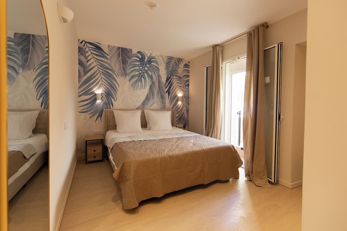 Signature Room | Minibar, WiFi (free), bed sheets