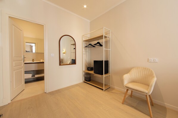 Signature Room | Minibar, free WiFi, bed sheets