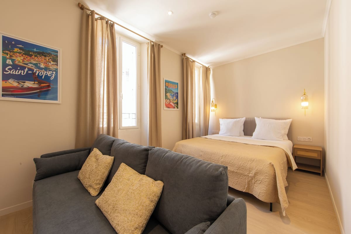 Deluxe Room | Minibar, WiFi (free), bed sheets