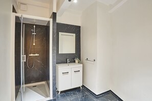 Apartment | Bathroom | Hair dryer, soap, shampoo