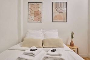 2 Schlafzimmer, laptopgeeigneter Arbeitsplatz, Bügeleisen/Bügelbrett