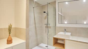 Apartamento | Banheiro | Secador de cabelo, sabonete, shampoo