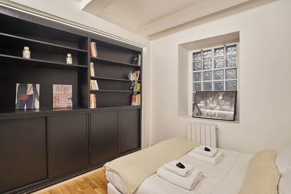 Apartment | 2 bedrooms, laptop workspace, iron/ironing board, bed sheets