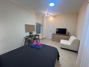 Triple Room, Shared Bathroom | Iron/ironing board, free WiFi - Rooms Barco (Madrid)