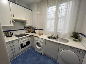 Réfrigérateur, micro-ondes, plaque de cuisson, grille-pain