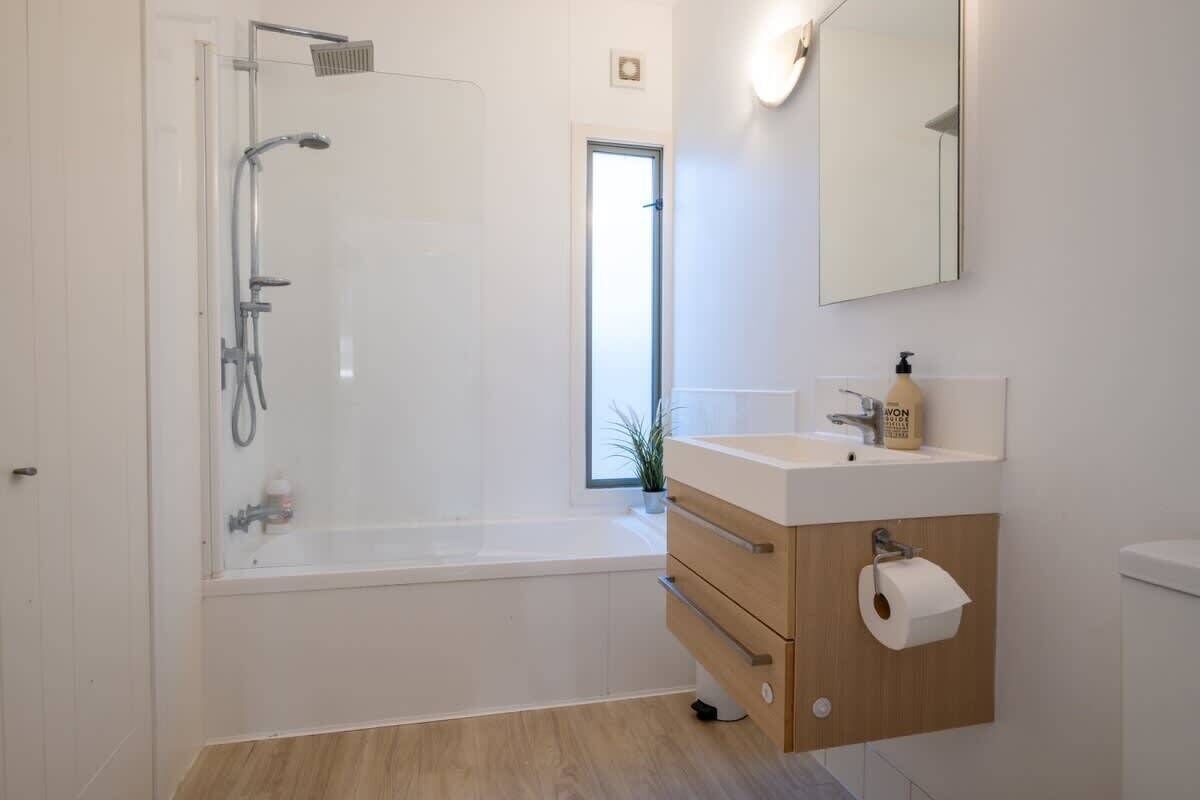 Shower, hair dryer, towels, shampoo