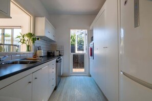 Frigorífico, microondas, horno y placa de cocina