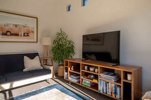 Una Smart TV, una chimenea, una oficina
