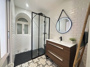 Chuveiro, secador de cabelo, papel higiênico