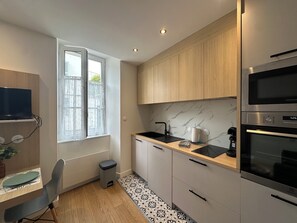 Fridge, microwave, oven, stovetop - Cosy one-bedroom apartment completely renovated (La Rochelle)