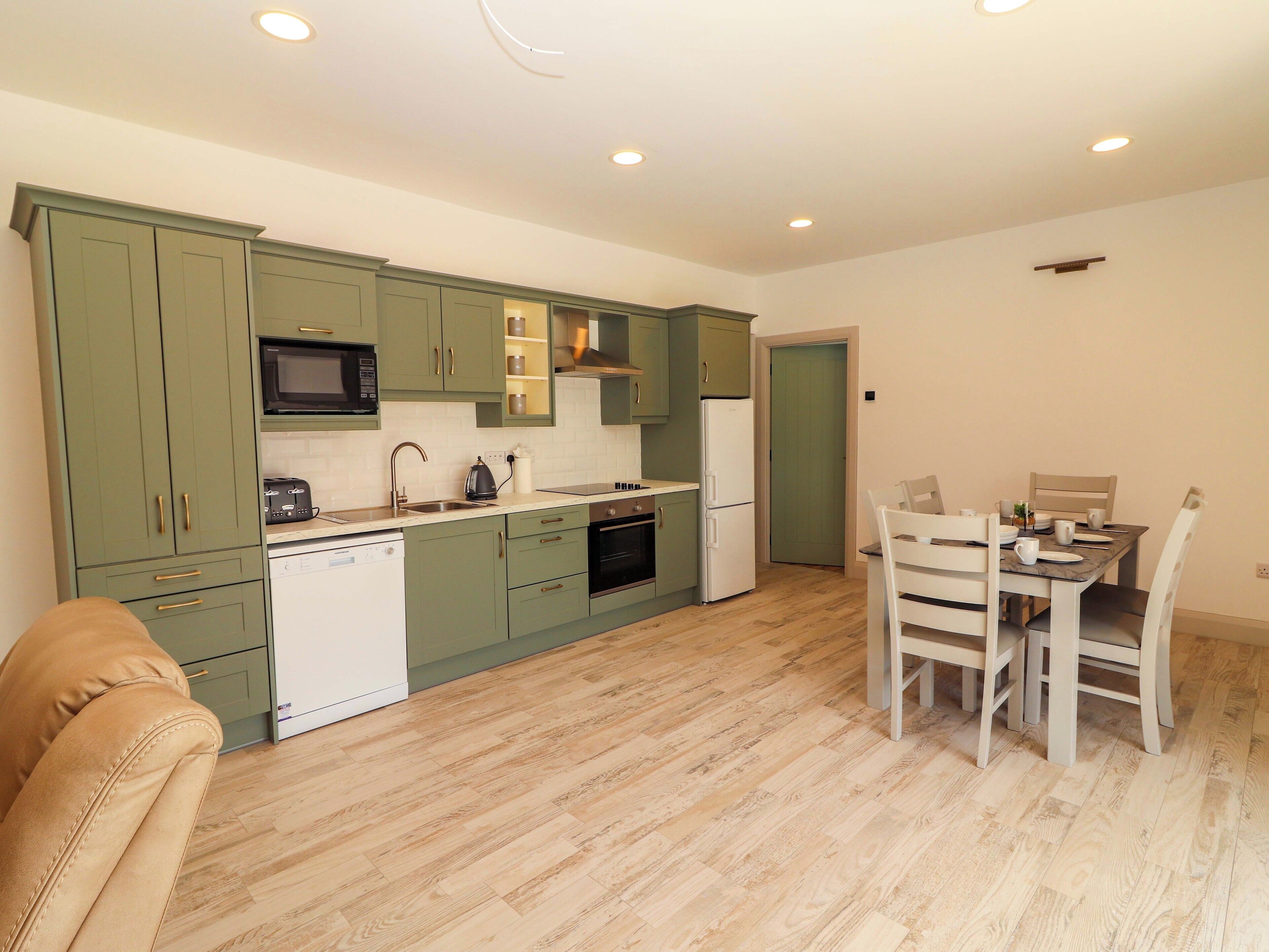 Een vaatwasser, kookgerei, borden en bestek