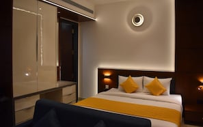 Kamar Double atau Twin Premium | Minibar, meja kerja, tirai kedap cahaya, dan setrika/meja setrika