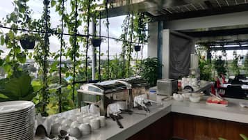 Buffet déjeuner gratuit tous les jours