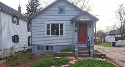 Charming 2-bedroom cottage with WiFi, AC in enjoyable Fort Madison