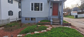 Charming 2-bedroom cottage with WiFi, AC in enjoyable Fort Madison
