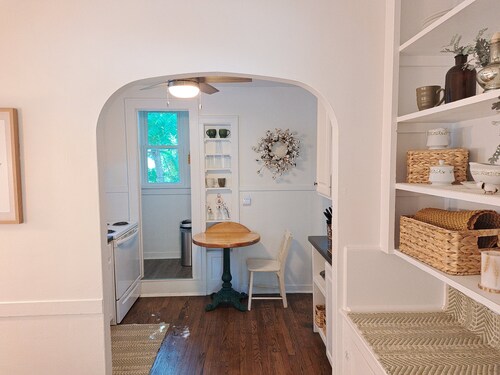 Charming 2-bedroom cottage with WiFi, AC in enjoyable Fort Madison