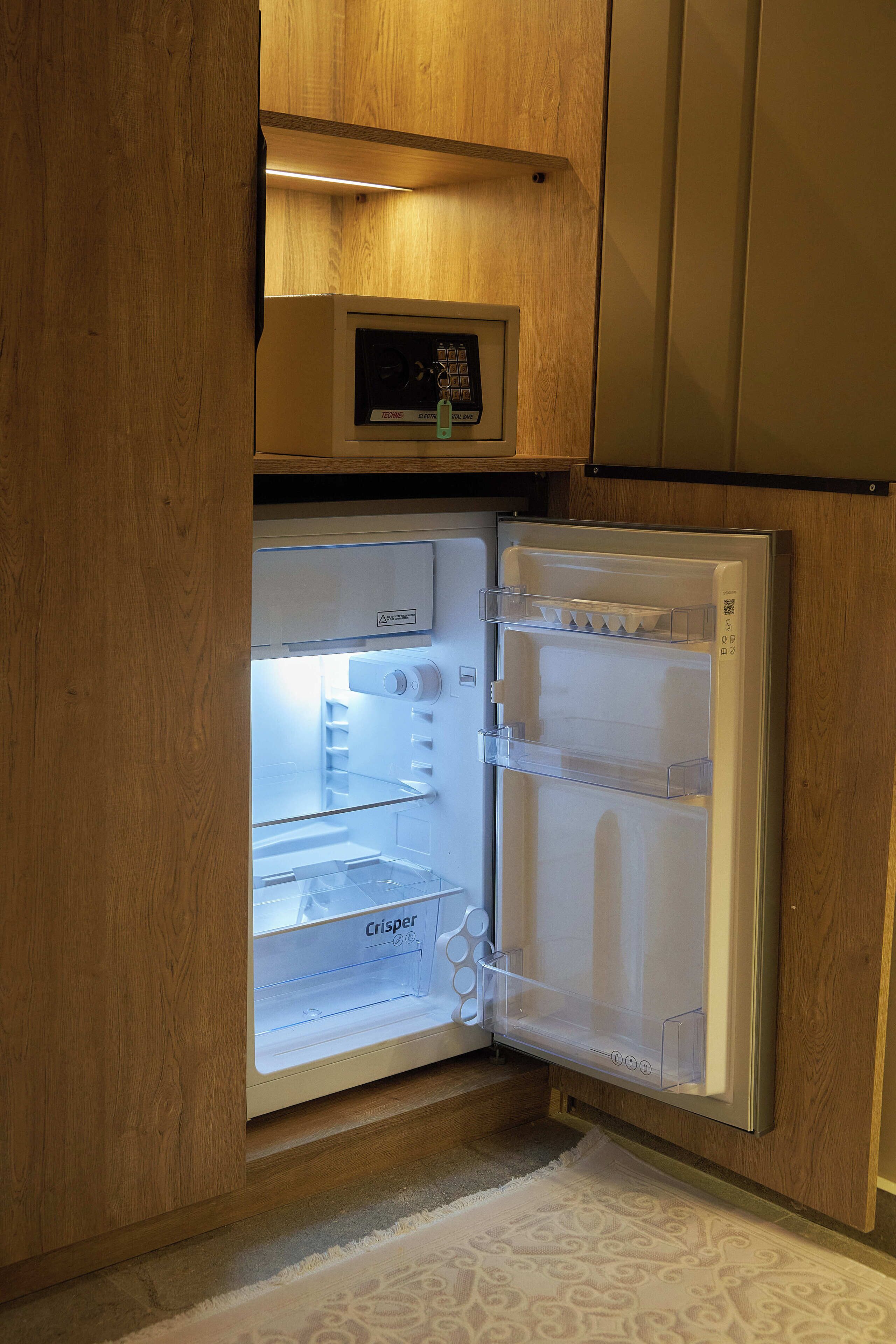 Un refrigerador con panel de control digital y compartimento congelador.