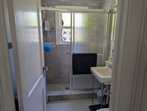 Shower, hair dryer, towels, soap - 4-bedroom house on lake in delightful Shelter Island with WiFi, AC on 3.2 acres (Shelter Island)