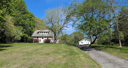 4-bedroom house on lake in delightful Shelter Island with WiFi, AC on 3.2 acres